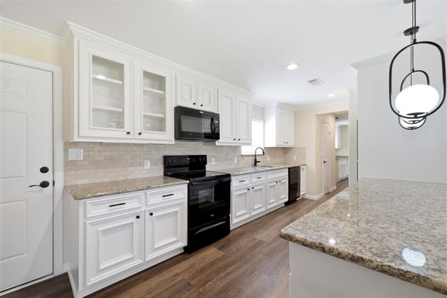 340 Oak Ridge Drive, Onalaska, TX 77360