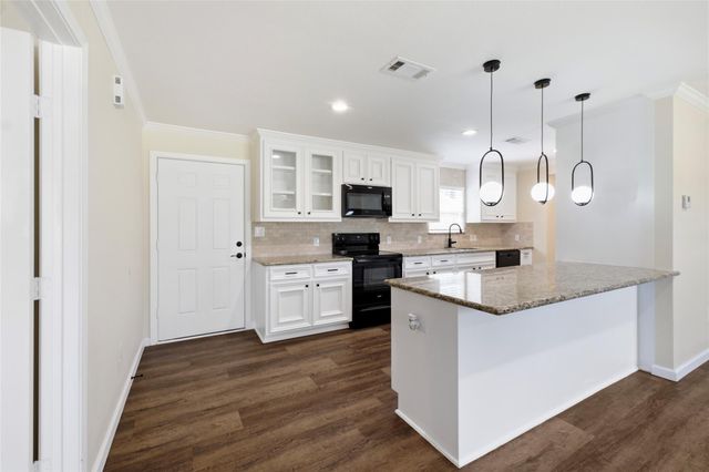 340 Oak Ridge Drive, Onalaska, TX 77360