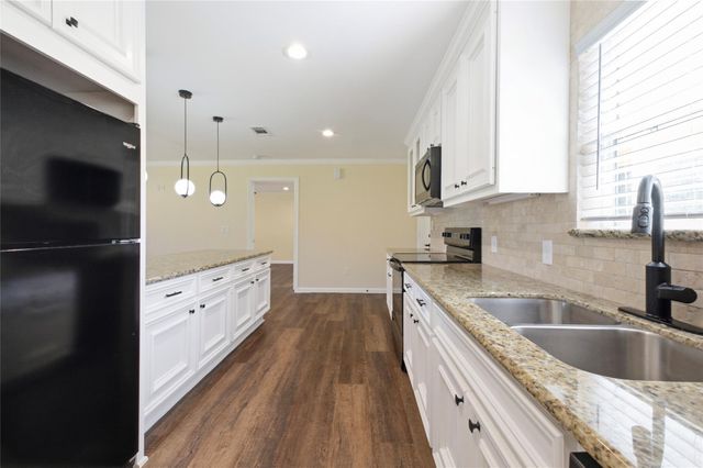 340 Oak Ridge Drive, Onalaska, TX 77360