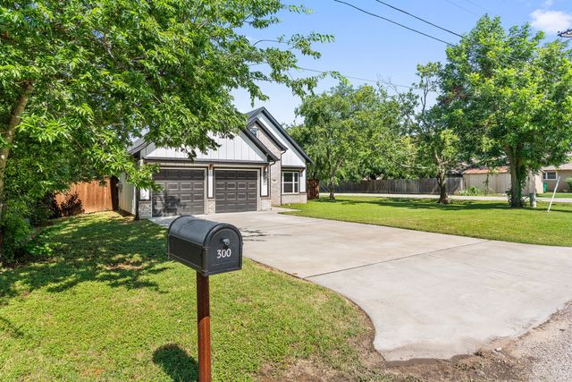 300 College Street, Joshua, TX 76058