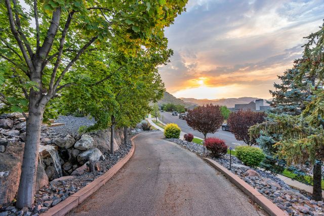 5831 W FRIENDSHIP DR, Herriman, UT 84096
