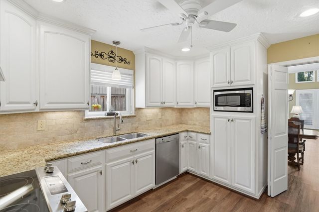 611 Forest Lake Drive, Seabrook, TX 77586