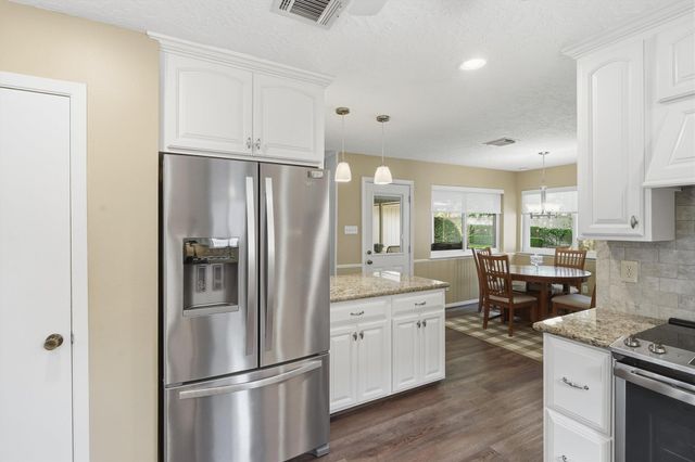 611 Forest Lake Drive, Seabrook, TX 77586