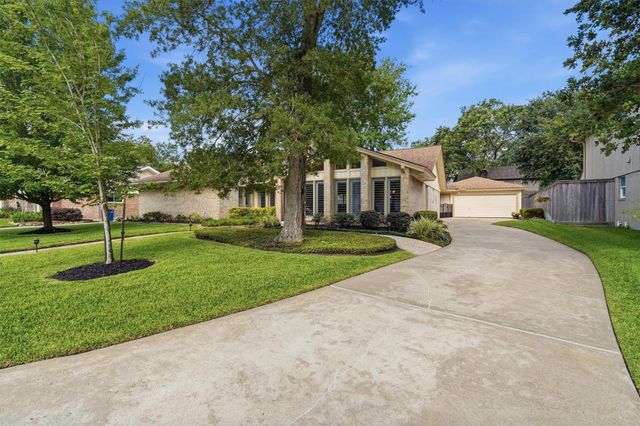 611 Forest Lake Drive, Seabrook, TX 77586
