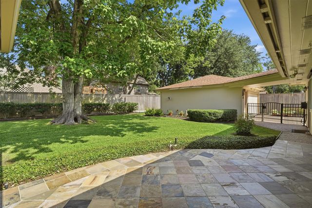 611 Forest Lake Drive, Seabrook, TX 77586