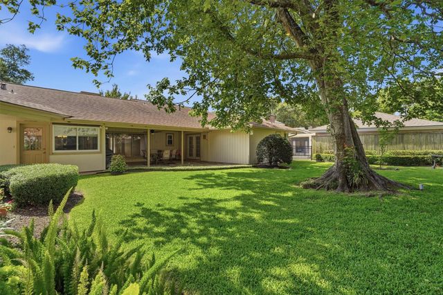 611 Forest Lake Drive, Seabrook, TX 77586