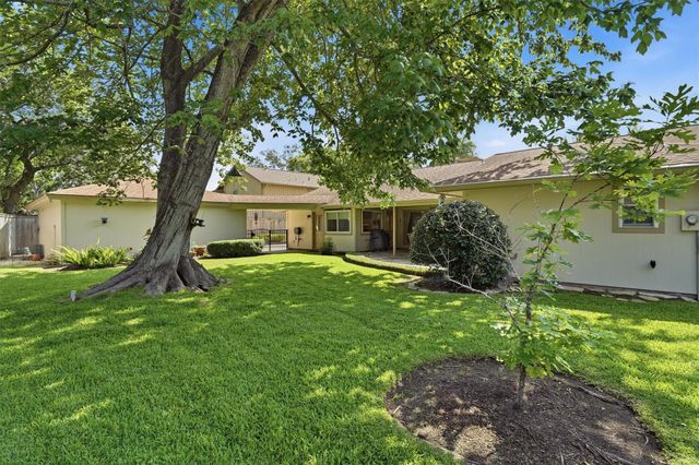611 Forest Lake Drive, Seabrook, TX 77586