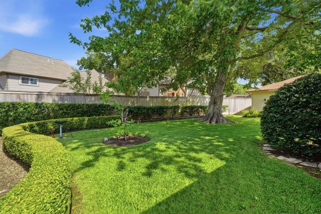 611 Forest Lake Drive, Seabrook, TX 77586