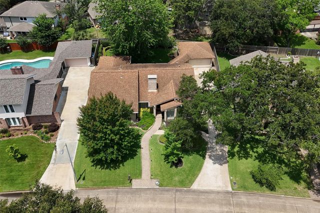 611 Forest Lake Drive, Seabrook, TX 77586