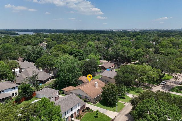 611 Forest Lake Drive, Seabrook, TX 77586
