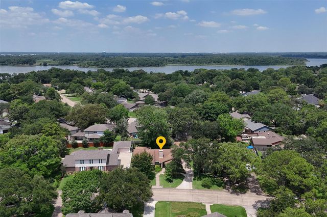 611 Forest Lake Drive, Seabrook, TX 77586