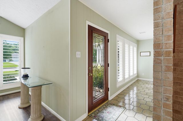 611 Forest Lake Drive, Seabrook, TX 77586