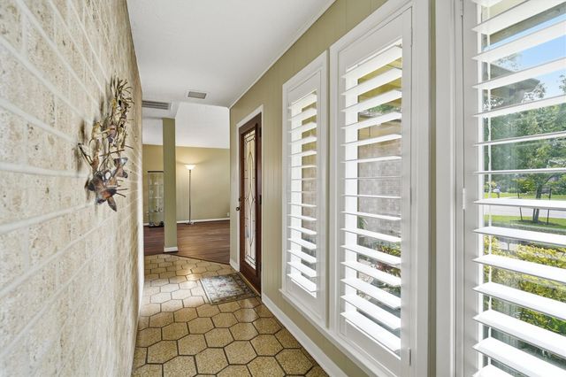 611 Forest Lake Drive, Seabrook, TX 77586