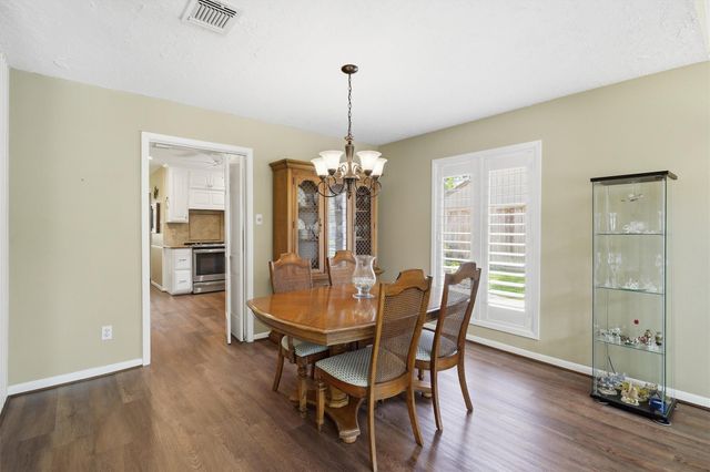 611 Forest Lake Drive, Seabrook, TX 77586