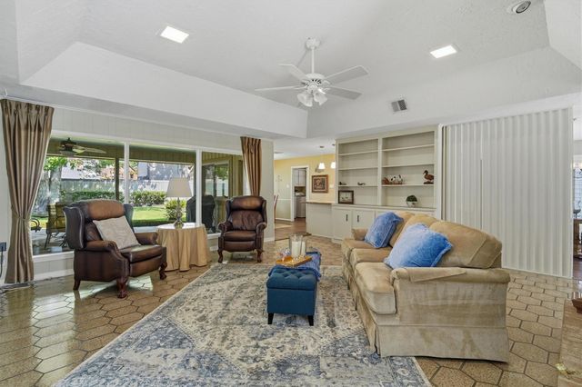 611 Forest Lake Drive, Seabrook, TX 77586