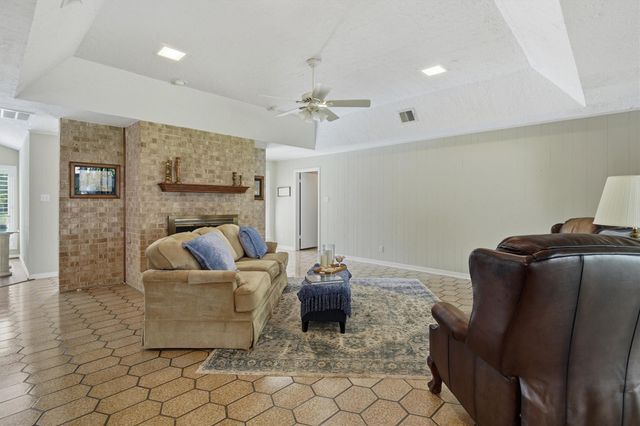 611 Forest Lake Drive, Seabrook, TX 77586