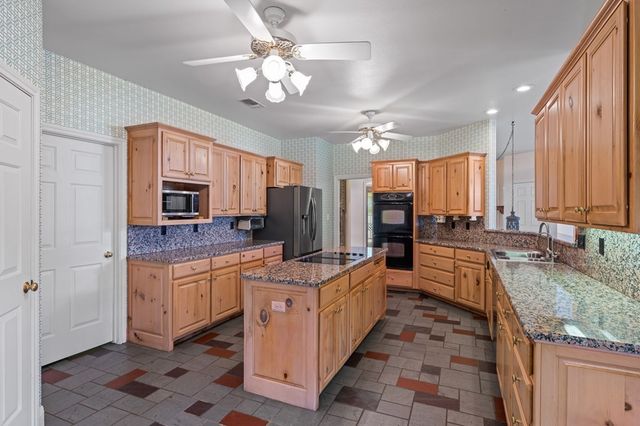 125 Crestline Dr, Kerrville, TX 78028