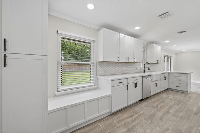 9642 Meadowglen Lane, Houston, TX 77063