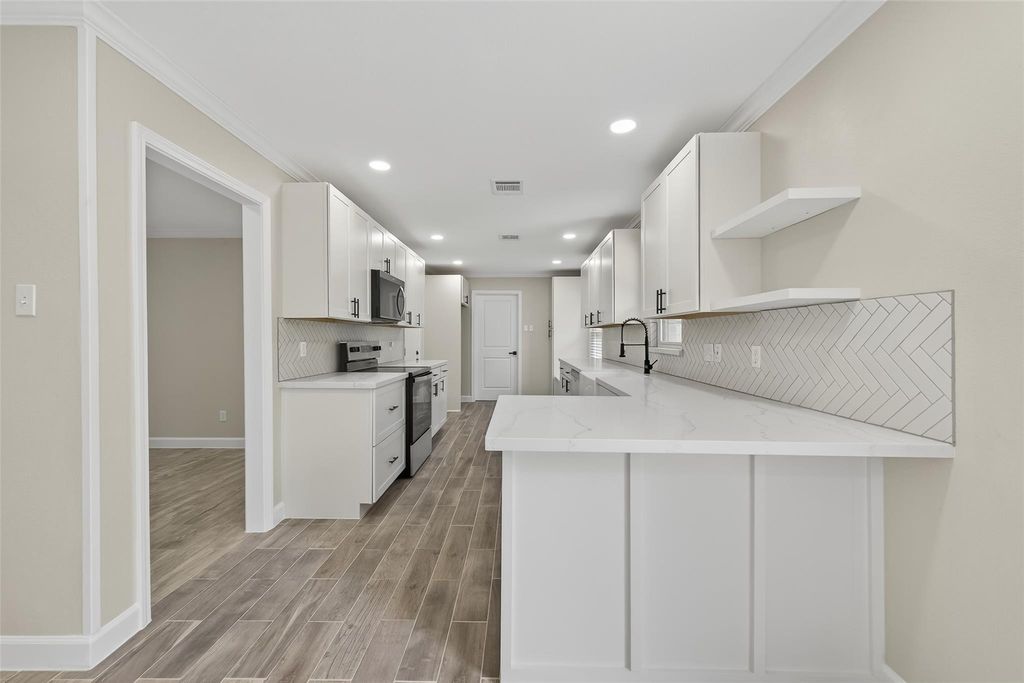 9642 Meadowglen Lane, Houston, TX 77063