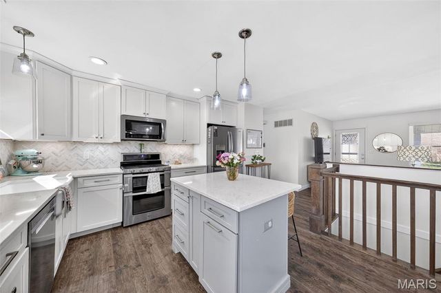 105 W Sunny Hill Boulevard, St Peters, MO 63376