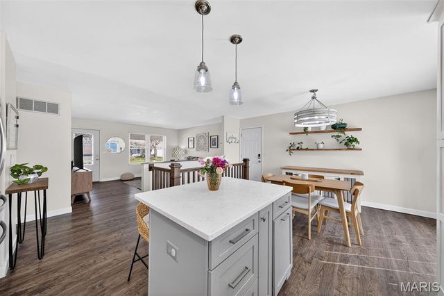 105 W Sunny Hill Boulevard, St Peters, MO 63376