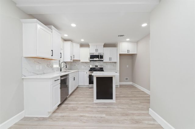 1416 E Avenue B, Bay City, TX 77414