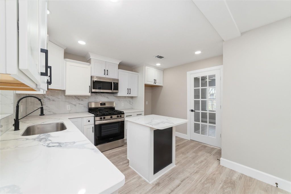 1416 E Avenue B, Bay City, TX 77414