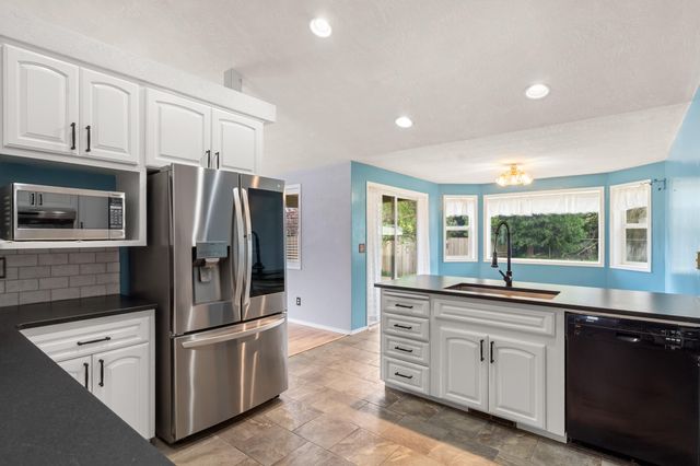 850 Forest Glen Drive, Central Point, OR 97502