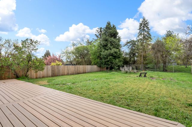 850 Forest Glen Drive, Central Point, OR 97502