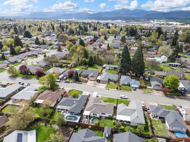 850 Forest Glen Drive, Central Point, OR 97502