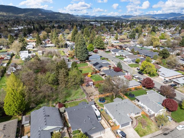 850 Forest Glen Drive, Central Point, OR 97502