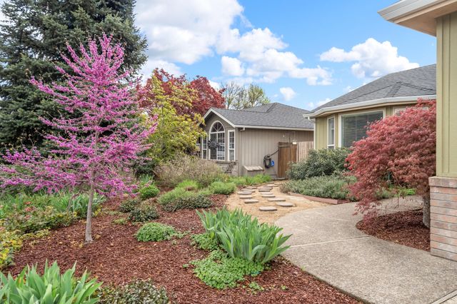 850 Forest Glen Drive, Central Point, OR 97502