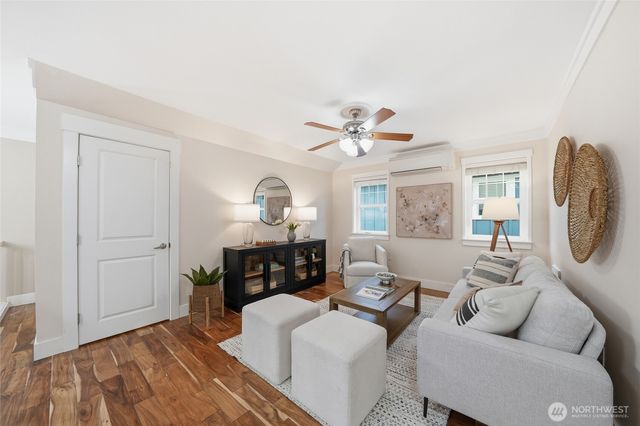 1704 25th Avenue NE, Issaquah, WA 98029