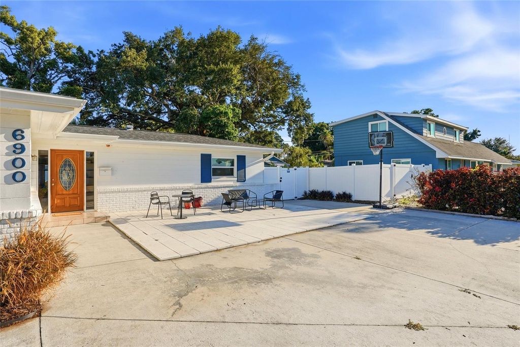 Image 47 of property listing at 6900 10TH AVENUE N, St Petersburg, FL 33710