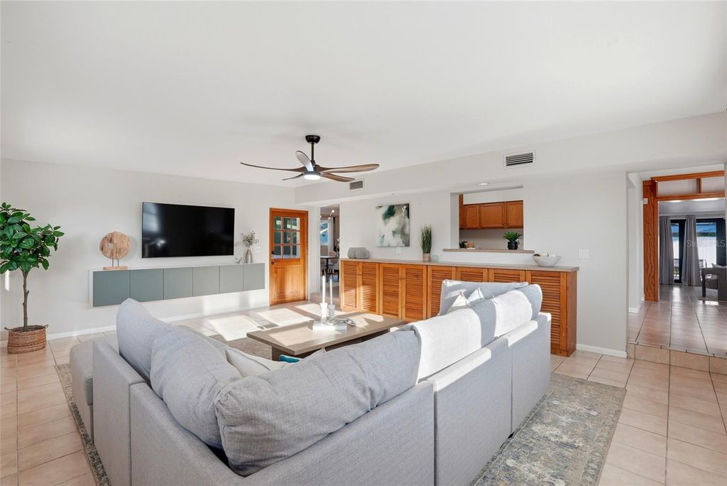 Image 7 of property listing at 6900 10TH AVENUE N, St Petersburg, FL 33710