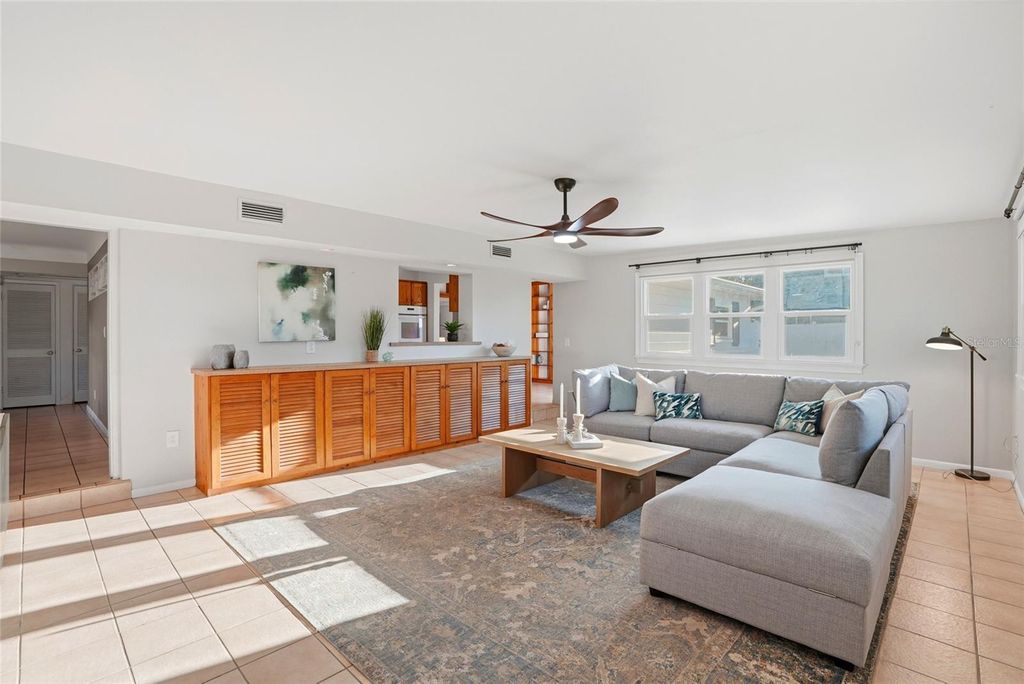Image 8 of property listing at 6900 10TH AVENUE N, St Petersburg, FL 33710