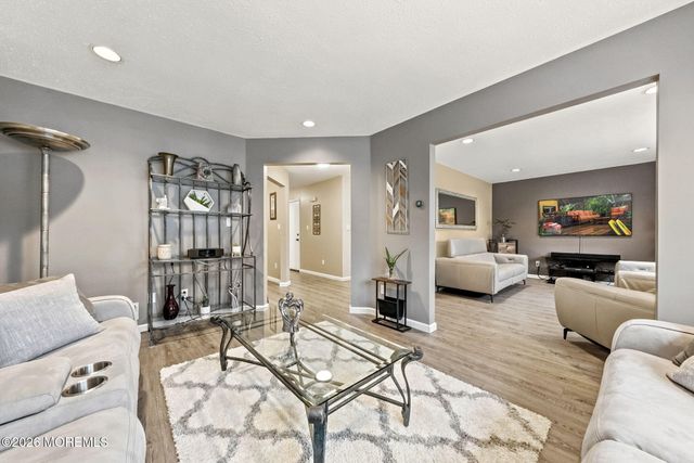 39 Hummingbird Court, Marlboro, NJ 07746