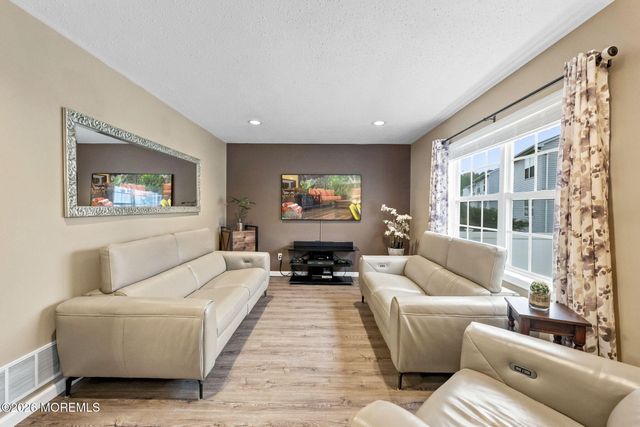 39 Hummingbird Court, Marlboro, NJ 07746