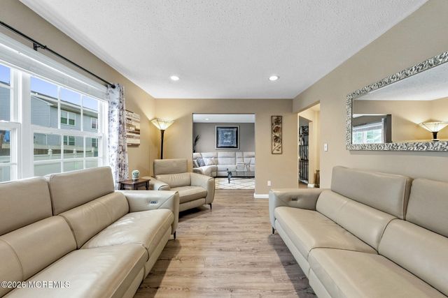 39 Hummingbird Court, Marlboro, NJ 07746