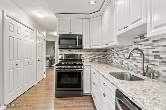 39 Hummingbird Court, Marlboro, NJ 07746