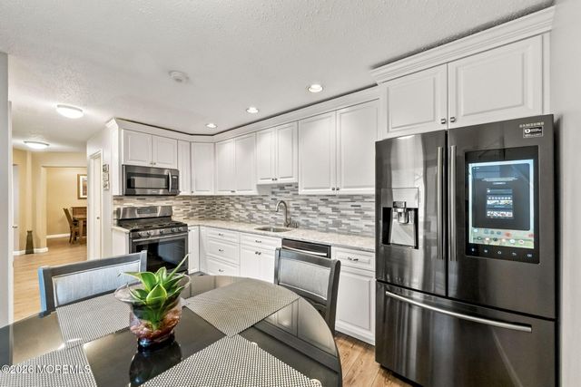 39 Hummingbird Court, Marlboro, NJ 07746