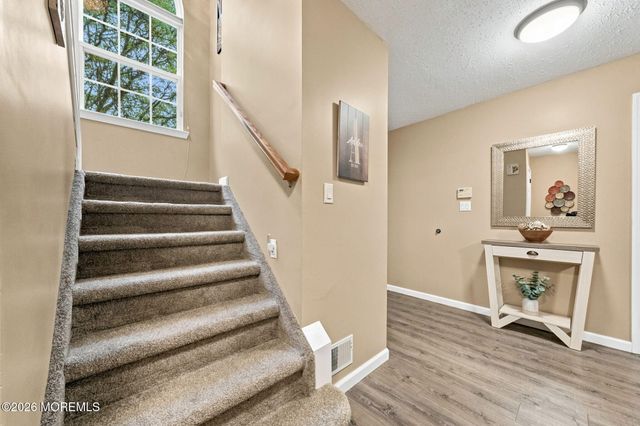 39 Hummingbird Court, Marlboro, NJ 07746