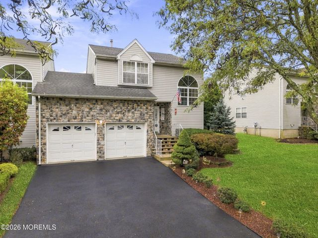 39 Hummingbird Court, Marlboro, NJ 07746