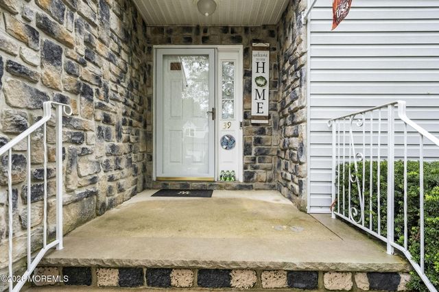 39 Hummingbird Court, Marlboro, NJ 07746