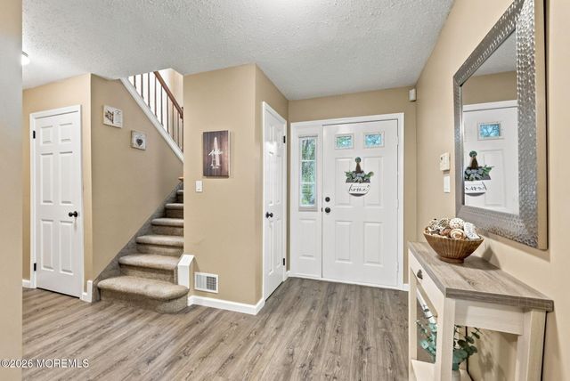 39 Hummingbird Court, Marlboro, NJ 07746