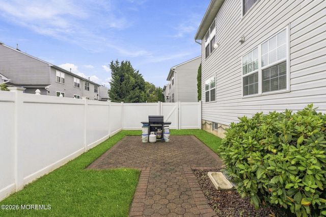 39 Hummingbird Court, Marlboro, NJ 07746