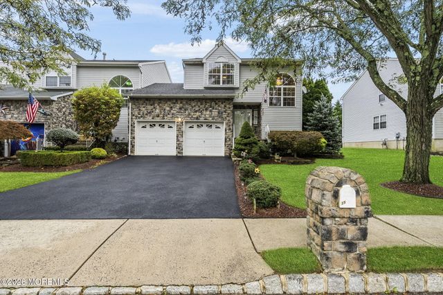 39 Hummingbird Court, Marlboro, NJ 07746