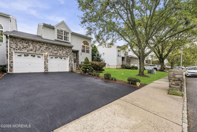 39 Hummingbird Court, Marlboro, NJ 07746
