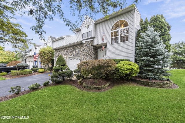 39 Hummingbird Court, Marlboro, NJ 07746