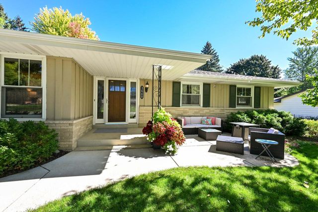 3640 Dominic DRIVE, Brookfield, WI 53045